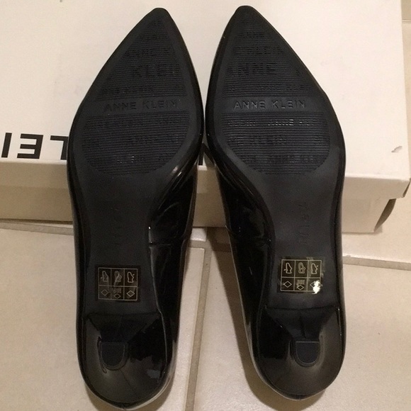 Anne Klein patent black pointed toe kitten heel pump - Picture 4 of 4